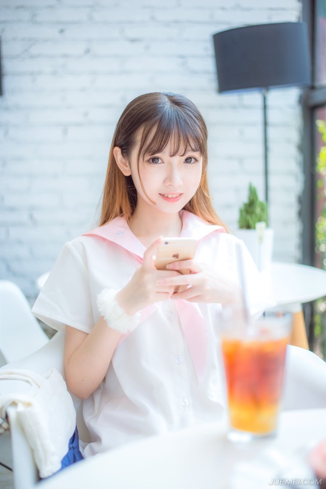 小乔没有回答，只是倔强的看向吕布。